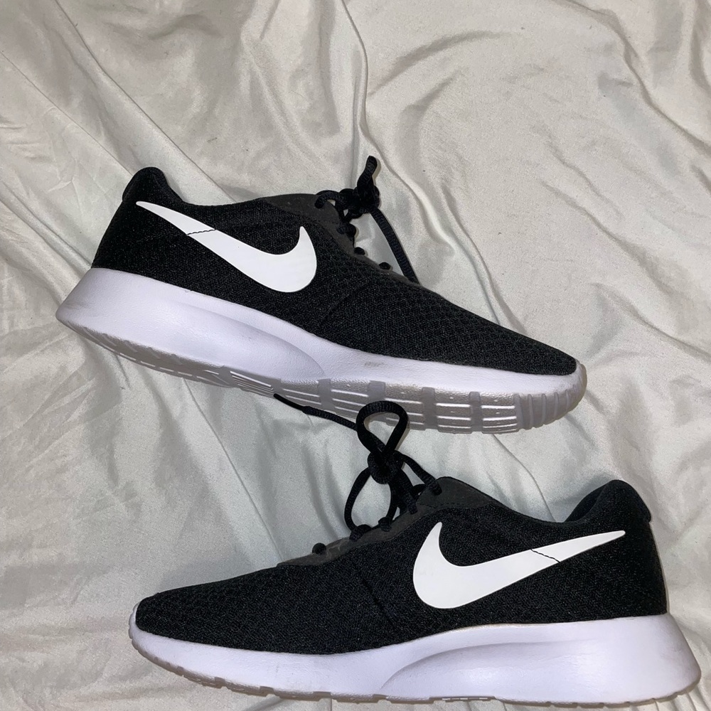 NIKE RUNNING SHOES
